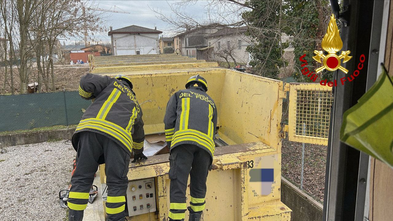 Incidente sul lavoro a Borgoricco, 64enne muore in un autocompattatore