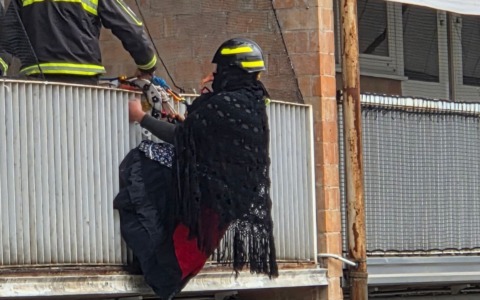 La Befana arriva in Pediatria: sorrisi e dolci all’Ospedale del Bambino di Padova con l’aiuto dei Vigili del Fuoco
