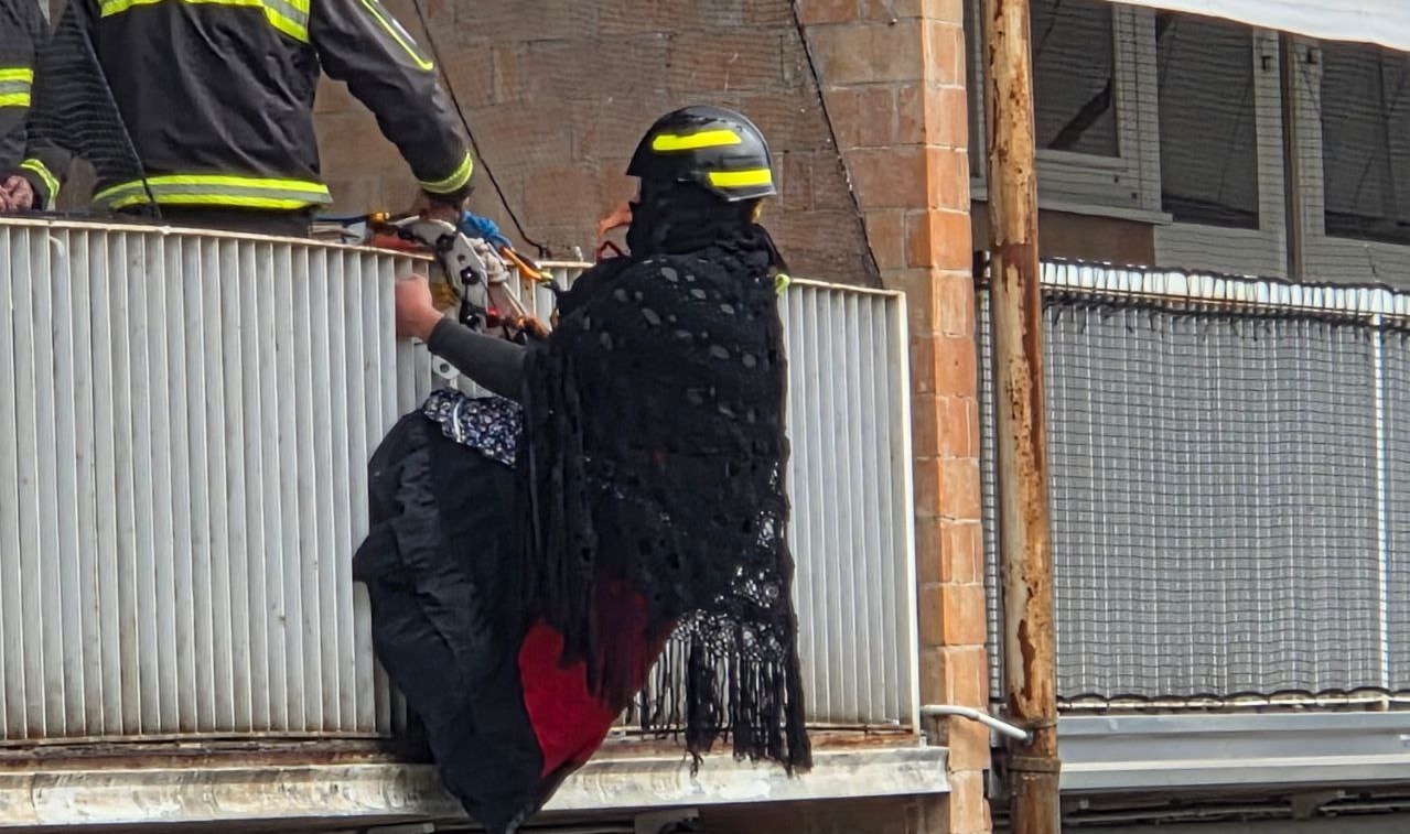 La Befana arriva in Pediatria: sorrisi e dolci all’Ospedale del Bambino di Padova con l’aiuto dei Vigili del Fuoco