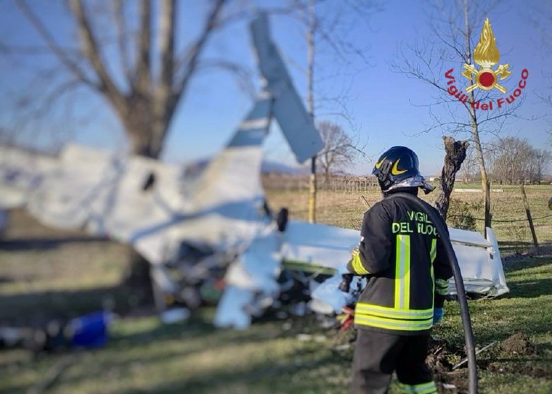 Ultraleggero precipita e si schianta contro un albero a Pozzonovo, ferito il pilota
