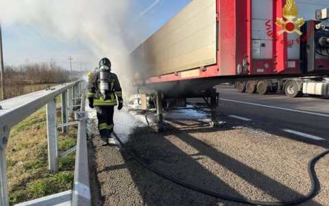 Padova Ovest: si incendia un rimorchio in autostrada