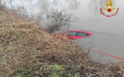 Codevigo, auto finisce nel fiume Bacchiglione: conducente esce dall’abitacolo e si salva