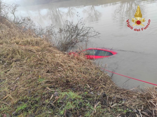 Codevigo, auto finisce nel fiume Bacchiglione: conducente esce dall’abitacolo e si salva