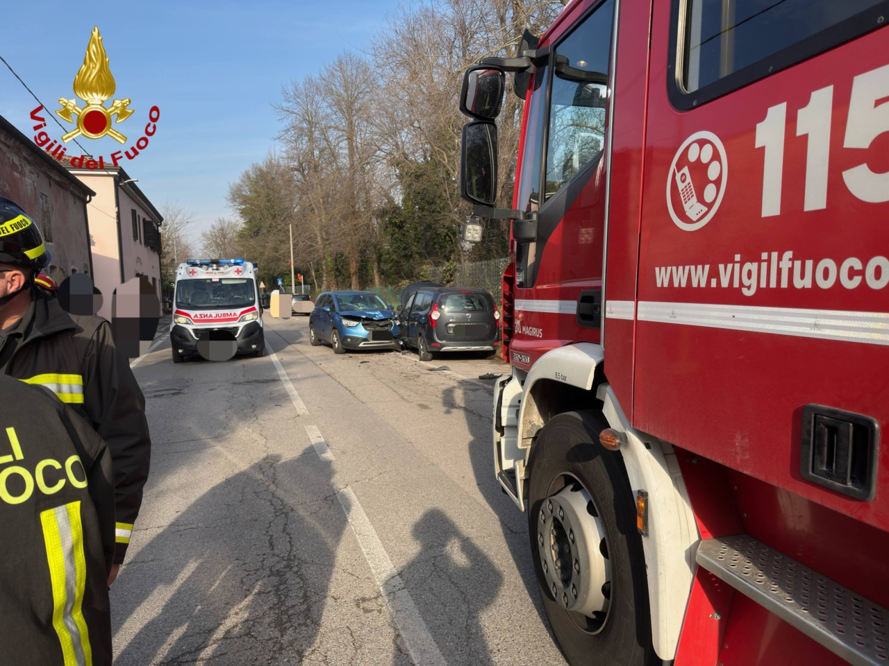 Scontro tra due auto a Padova: tre feriti