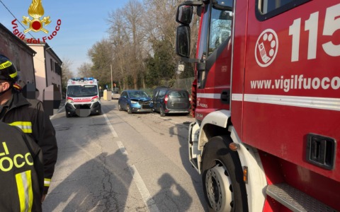 Scontro tra due auto a Padova: tre feriti