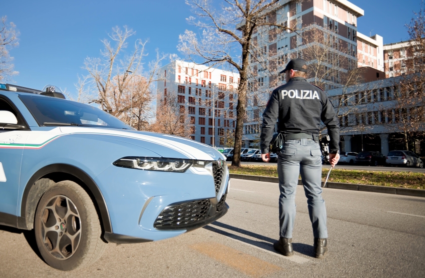 In auto con quasi 50 grammi di cocaina, all’arrivo della polizia tentano la fuga