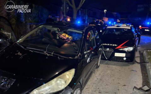 Peugeot in fuga dai Carabinieri, si schianta contro un palo: conducente senza patente, hashish nel bagagliaio