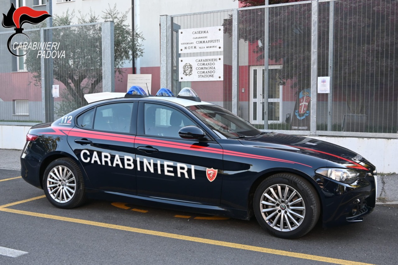 Trovati in casa undici barattoli pieni di marijuana e hashish: dai domiciliari passa al carcere