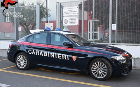 Trovati in casa undici barattoli pieni di marijuana e hashish: dai domiciliari passa al carcere