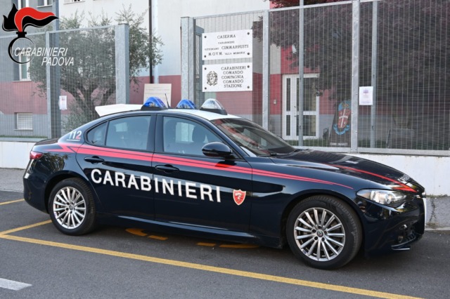 Trovati in casa undici barattoli pieni di marijuana e hashish: dai domiciliari passa al carcere