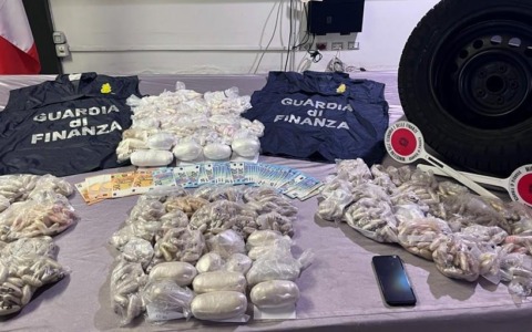 Fratelli nigeriani fermati al casello Padova-Ovest: 20 chili di eroina e “coca” nella ruota di scorta
