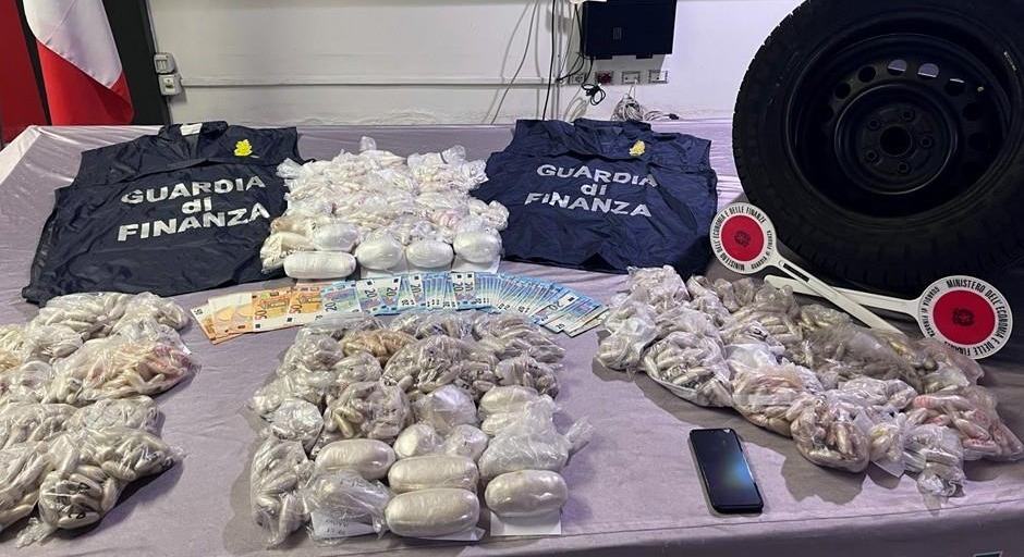 Fratelli nigeriani fermati al casello Padova-Ovest: 20 chili di eroina e “coca” nella ruota di scorta