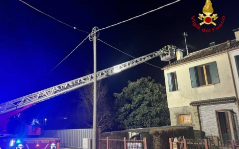 Fiamme a Teolo, incendio a una canna fumaria