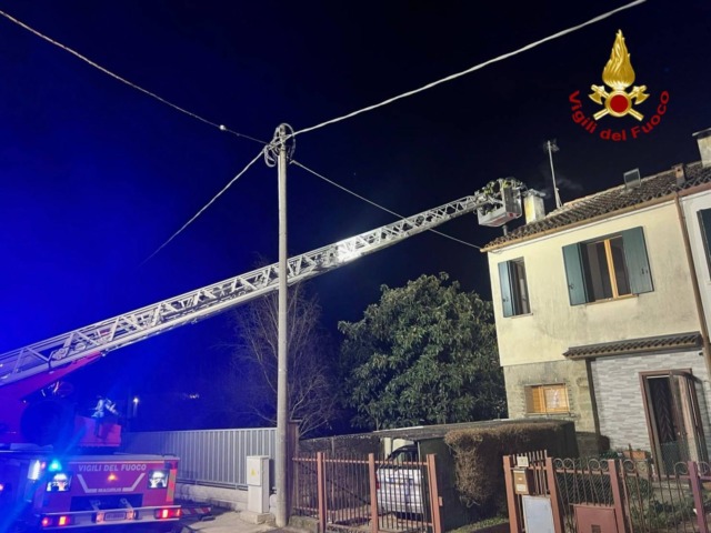 Fiamme a Teolo, incendio a una canna fumaria
