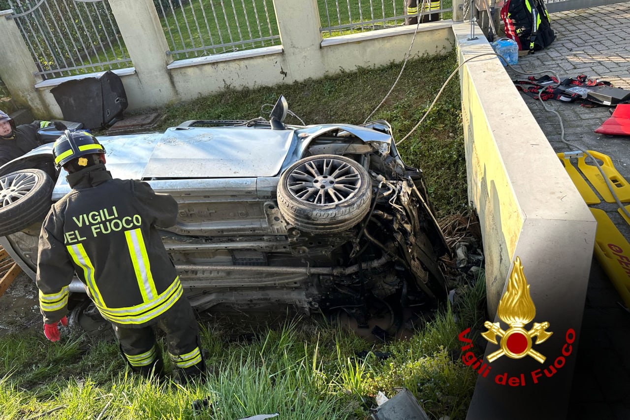 Scontro tra due auto a Campodarsego: un veicolo si ribalta in un fossato