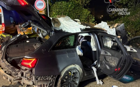 Audi A6 Avant distrutta dopo lo schianto contro un’abitazione a Rovolon: 22enne non ce l’ha fatta