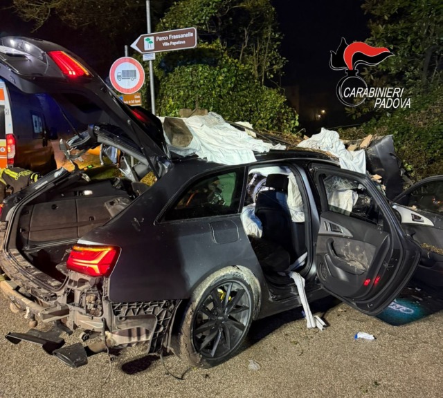 Audi A6 Avant distrutta dopo lo schianto contro un’abitazione a Rovolon: 22enne non ce l’ha fatta