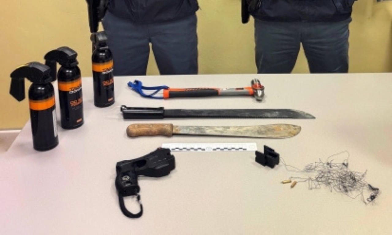 Dopo la rissa tra bande, fermata un’auto con dentro due machete e tre bombolette di spray urticante