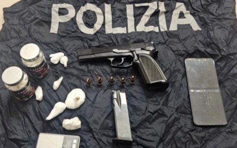 45enne trovato con cocaina e una pistola: l’arma l’aveva rubata durante un furto in un’abitazione
