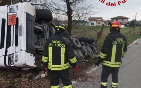 Autocisterna di azoto liquido si ribalta a Pernumia