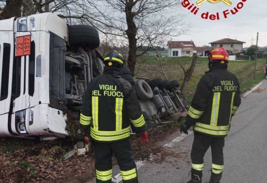 Autocisterna di azoto liquido si ribalta a Pernumia