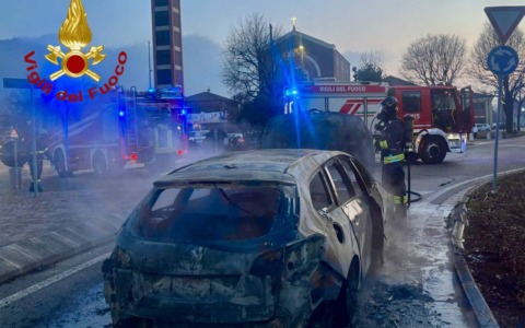 Opel Corsa a GPL avvolta dalle fiamme vicino alla chiesa di Bastia di Rovolon
