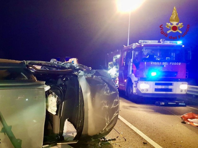 Scontro tra due auto a Campodarsego, una si ribalta: due feriti