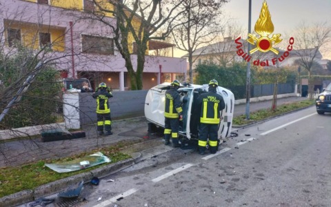 Incidente ad Albignasego, auto si ribalta su un fianco: un ferito