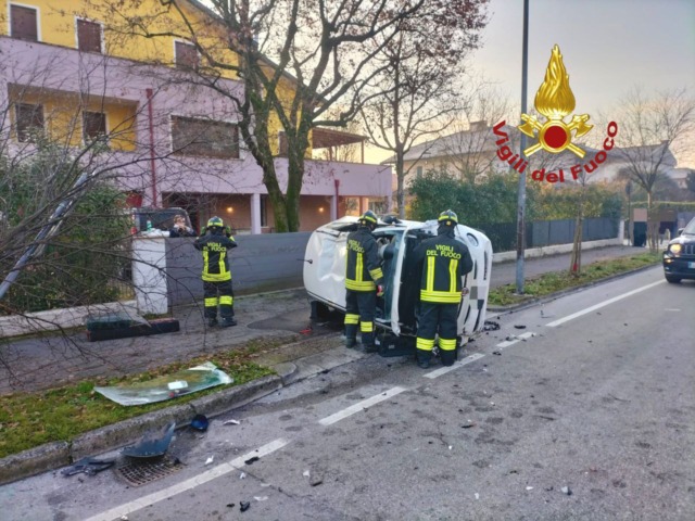 Incidente ad Albignasego, auto si ribalta su un fianco: un ferito