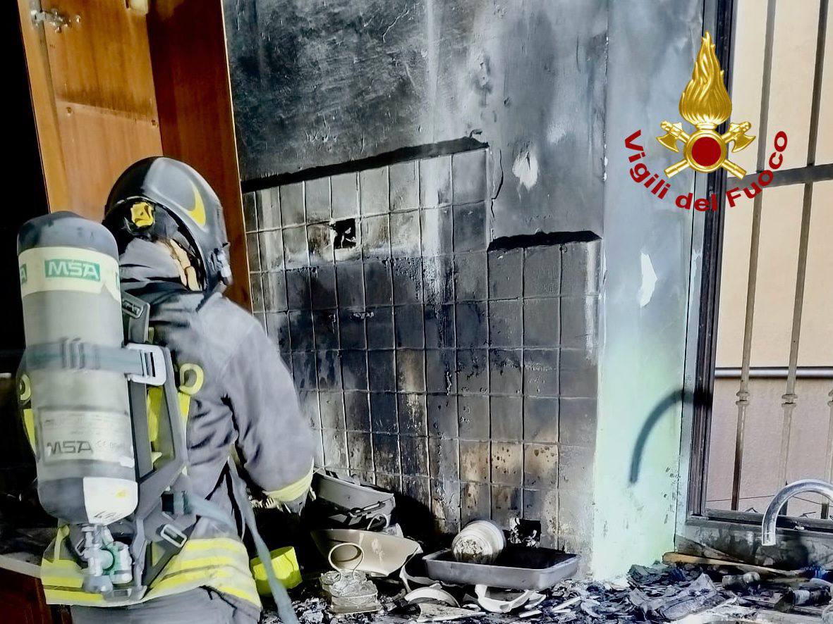 Incendio in un’abitazione a Padova, una persona intossicata