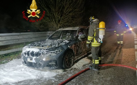 Limena, auto in fiamme sulla tangenziale verso Cittadella