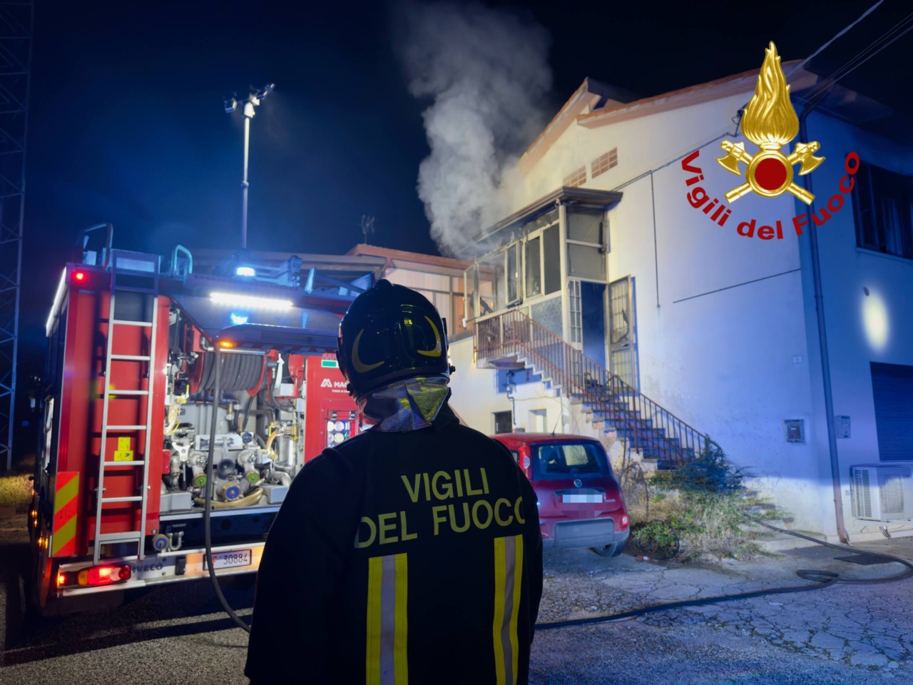 Fiamme e fumo in un appartamento a Legnaro: soccorso un 73enne