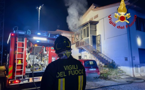 Fiamme e fumo in un appartamento a Legnaro: soccorso un 73enne