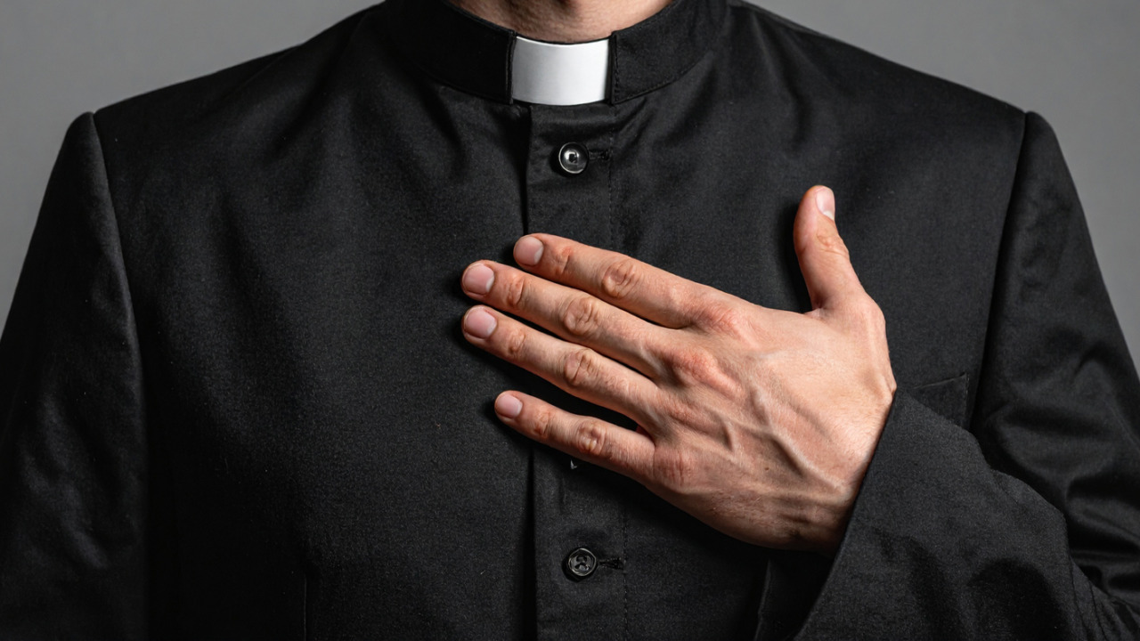 Prete stregato dagli occhi dolci della ragazza: truffato per 100mila euro in 16 anni