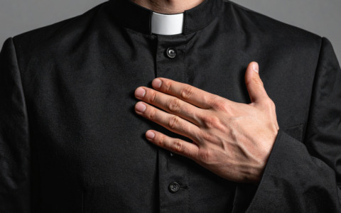 Prete stregato dagli occhi dolci della ragazza: truffato per 100mila euro in 16 anni