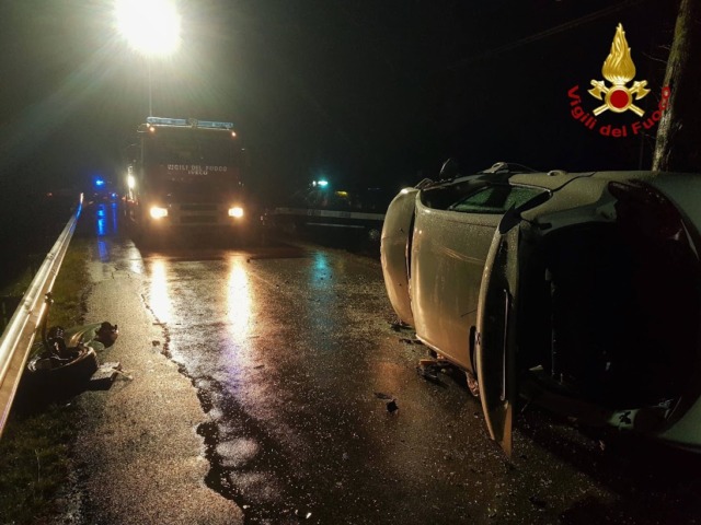 Incidente a Camposampiero: due auto coinvolte, una finisce rovesciata