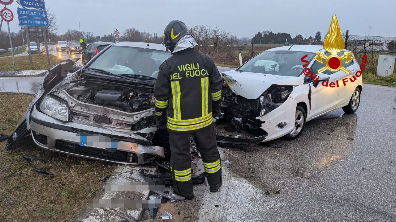 Frontale tra due auto a Vigodarzere: ci sono tre feriti