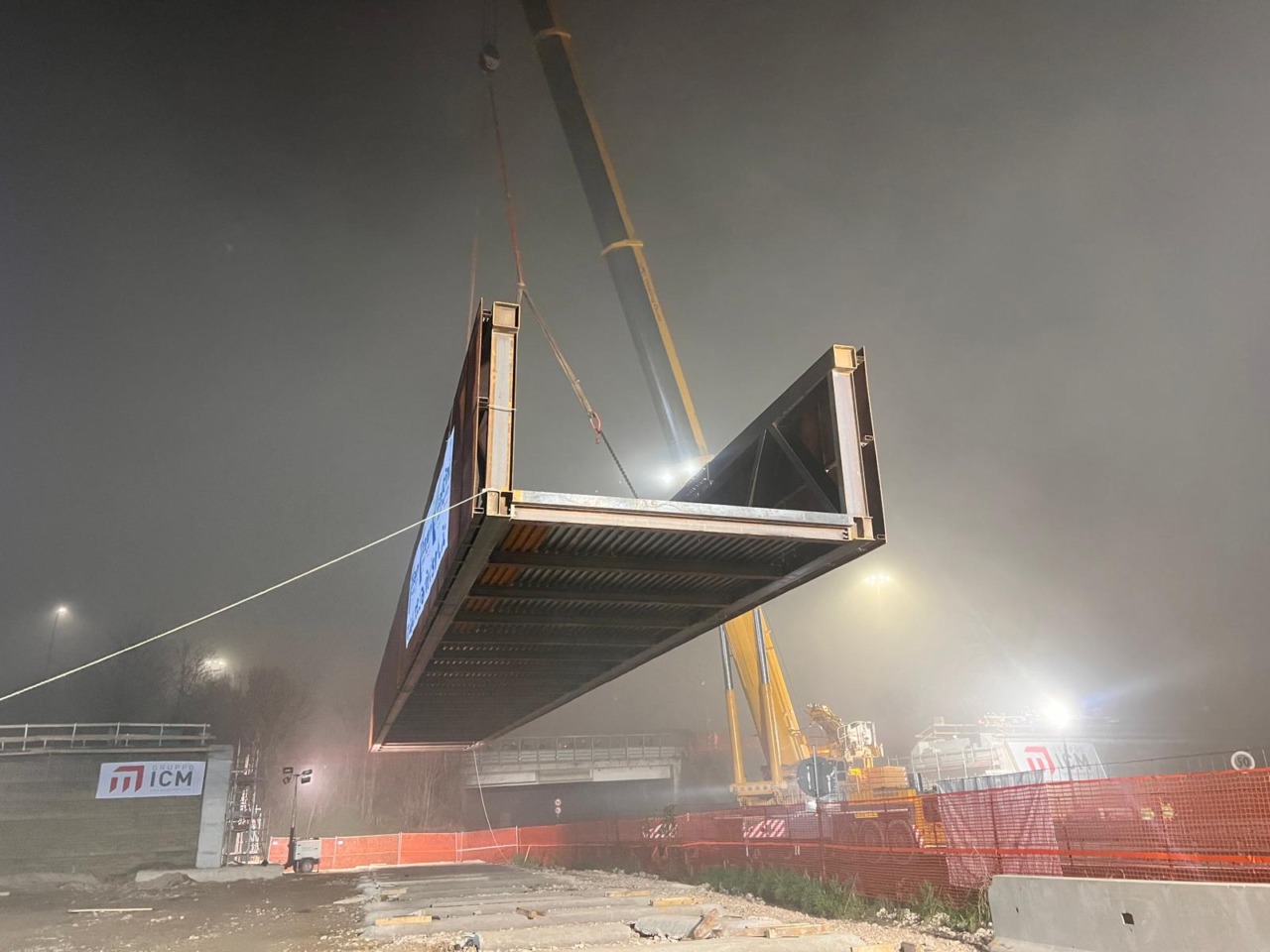 Montata nella notte la passerella ciclopedonale di Chiesanuova lunga 45 metri