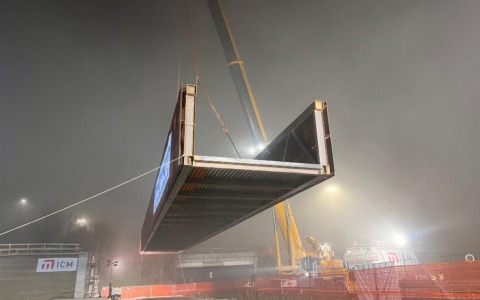 Montata nella notte la passerella ciclopedonale di Chiesanuova lunga 45 metri