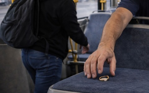 Compra un anello per la ragazza, ma lo perde di vista sul bus e un altro passeggero glielo ruba