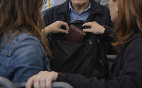 Borseggiatrici in azione sul tram, lo scippo a un 62enne viene fermato da un poliziotto fuori servizio