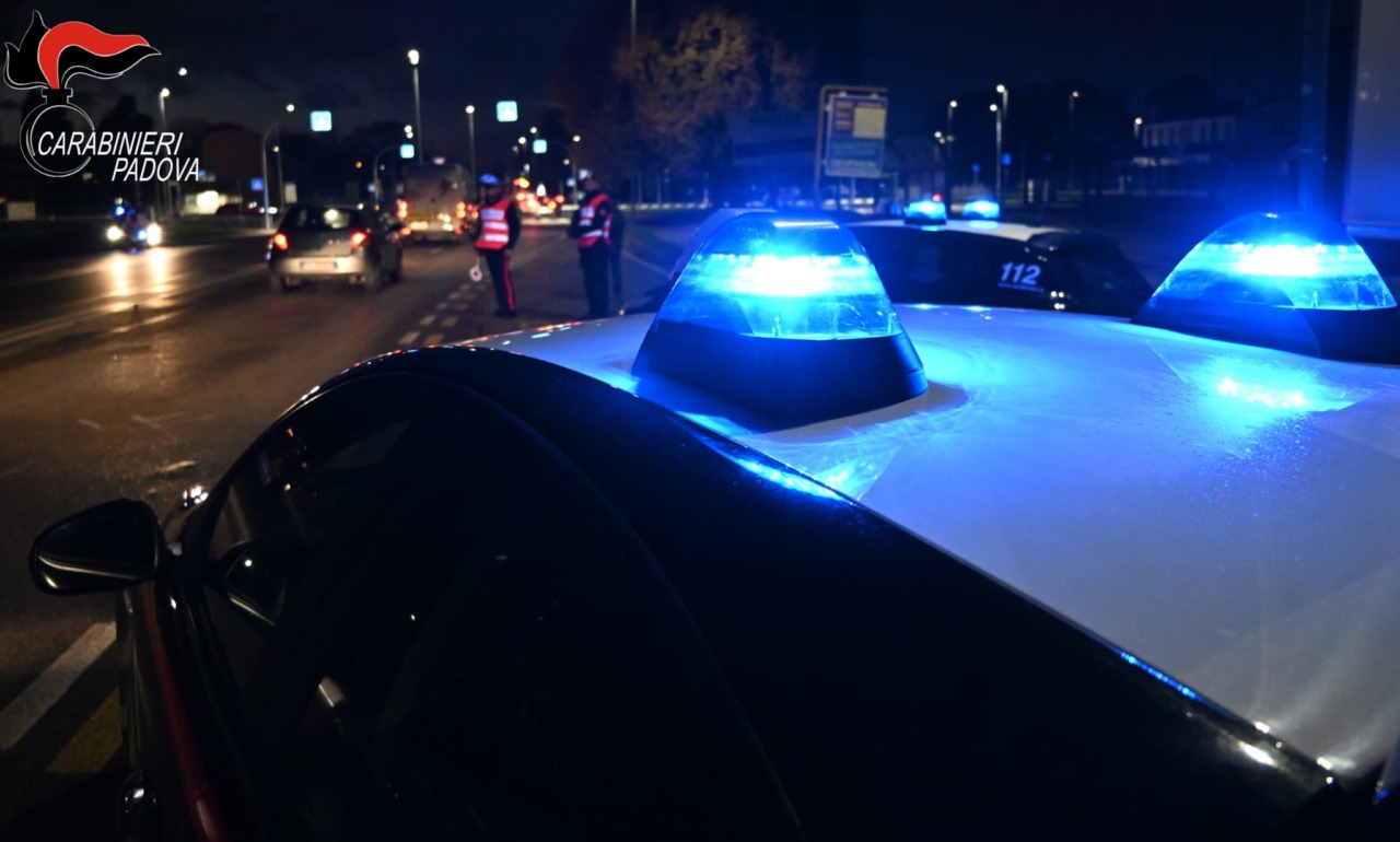 Scambio sospetto in auto, poi la perquisizione in casa: due 30enni trovati con hashish e cocaina a Montagnana