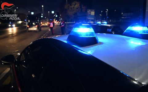 Scambio sospetto in auto, poi la perquisizione in casa: due 30enni trovati con hashish e cocaina a Montagnana