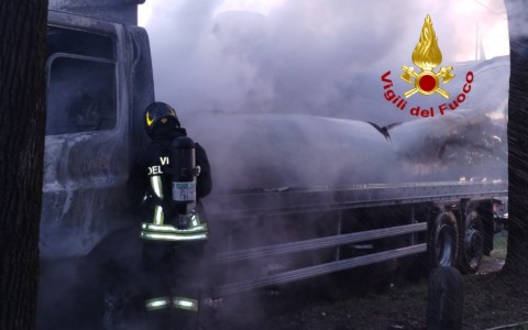 Autocarro va a fuoco a Monselice