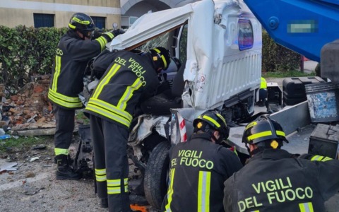 Piattaforma aerea fuori strada a San Giorgio in Bosco, ferito il conducente