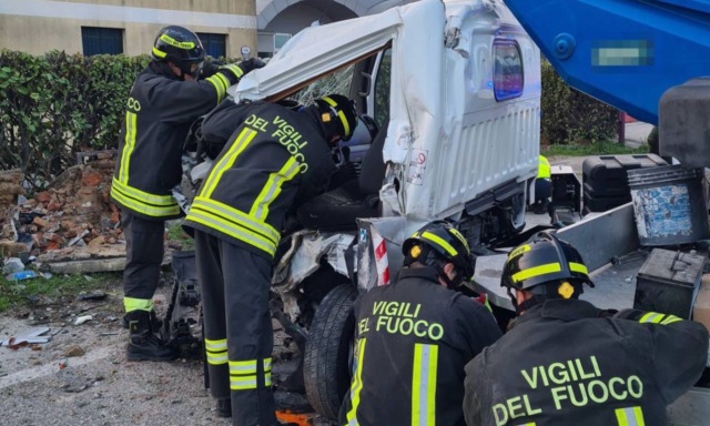 Piattaforma aerea fuori strada a San Giorgio in Bosco, ferito il conducente