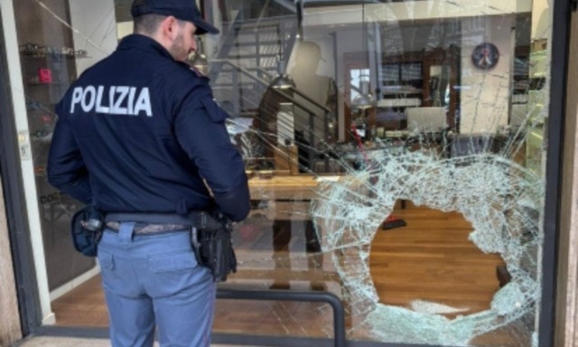 Spaccata all’alba a Padova: fermata la banda rumena dell’Alfa 159 che razziava negozi di ottica e pelletteria