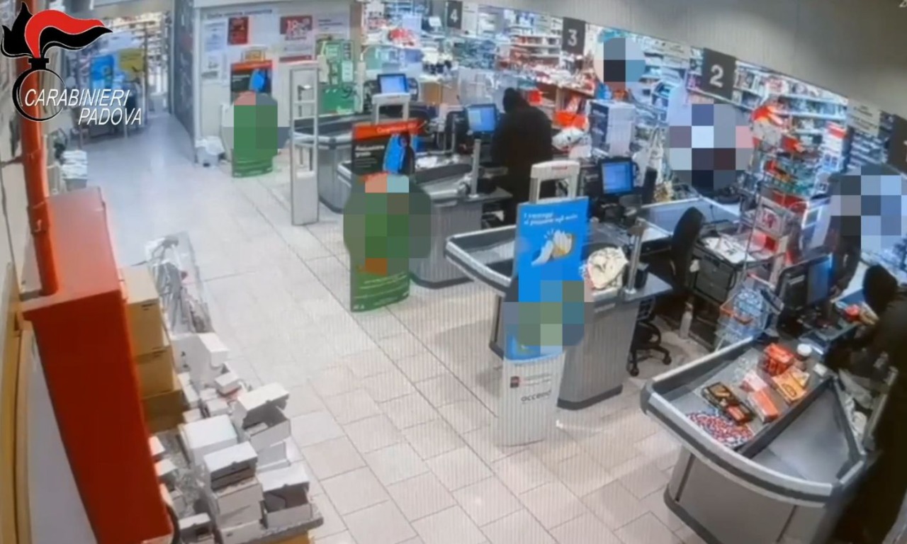 Rubavano auto Fiat 500 per poi fare rapine a mano armata nei supermercati: arrestati in tre