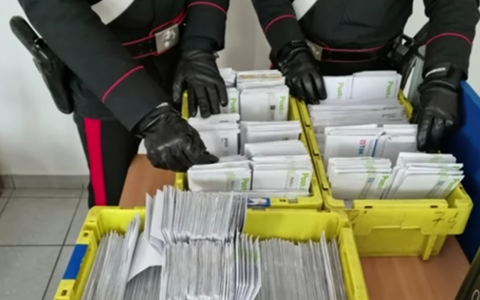 48enne rubava banconote da raccomandate al centro smistamento postale di Padova