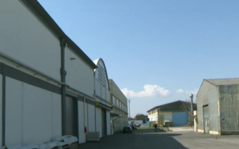 Prova a rabboccare il liquido di un macchinario, ma resta incastrato: morto operaio 22enne